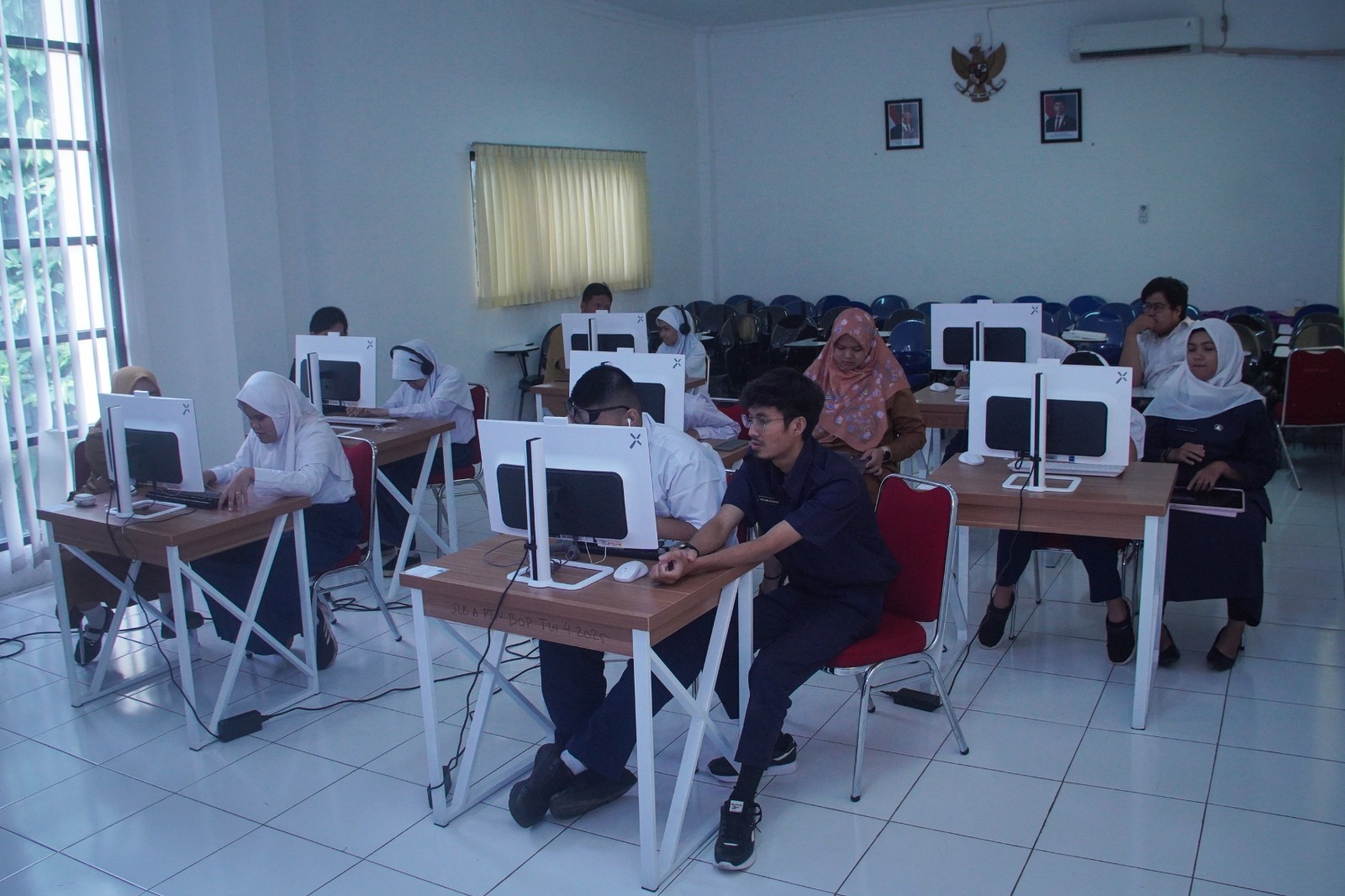   Di Tengah Keterbatasan, Murid SLB Antusias dan Optimis Ikuti TKA Hari Ini